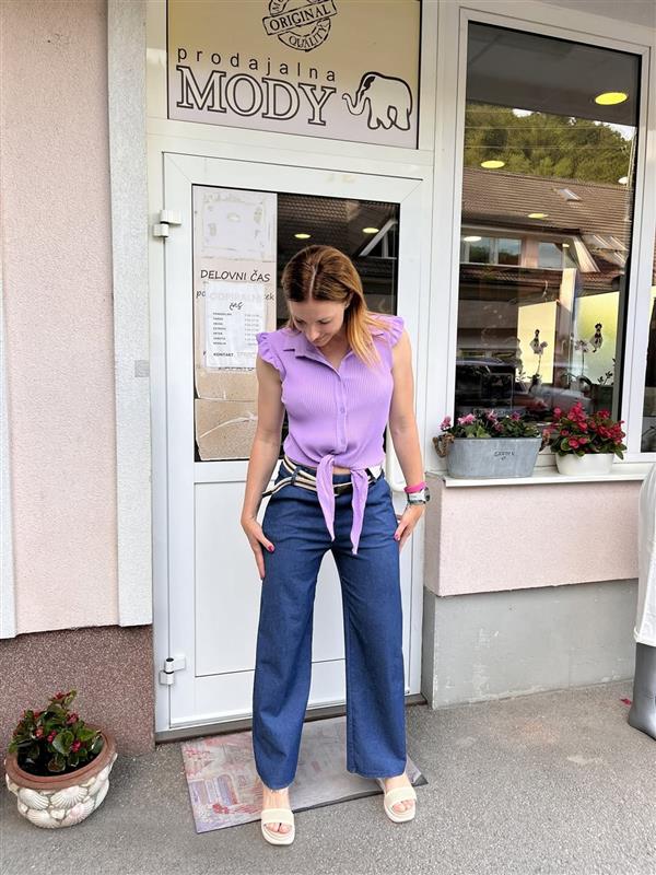 Vijolična plisirana bluza in široke jeans hlače
